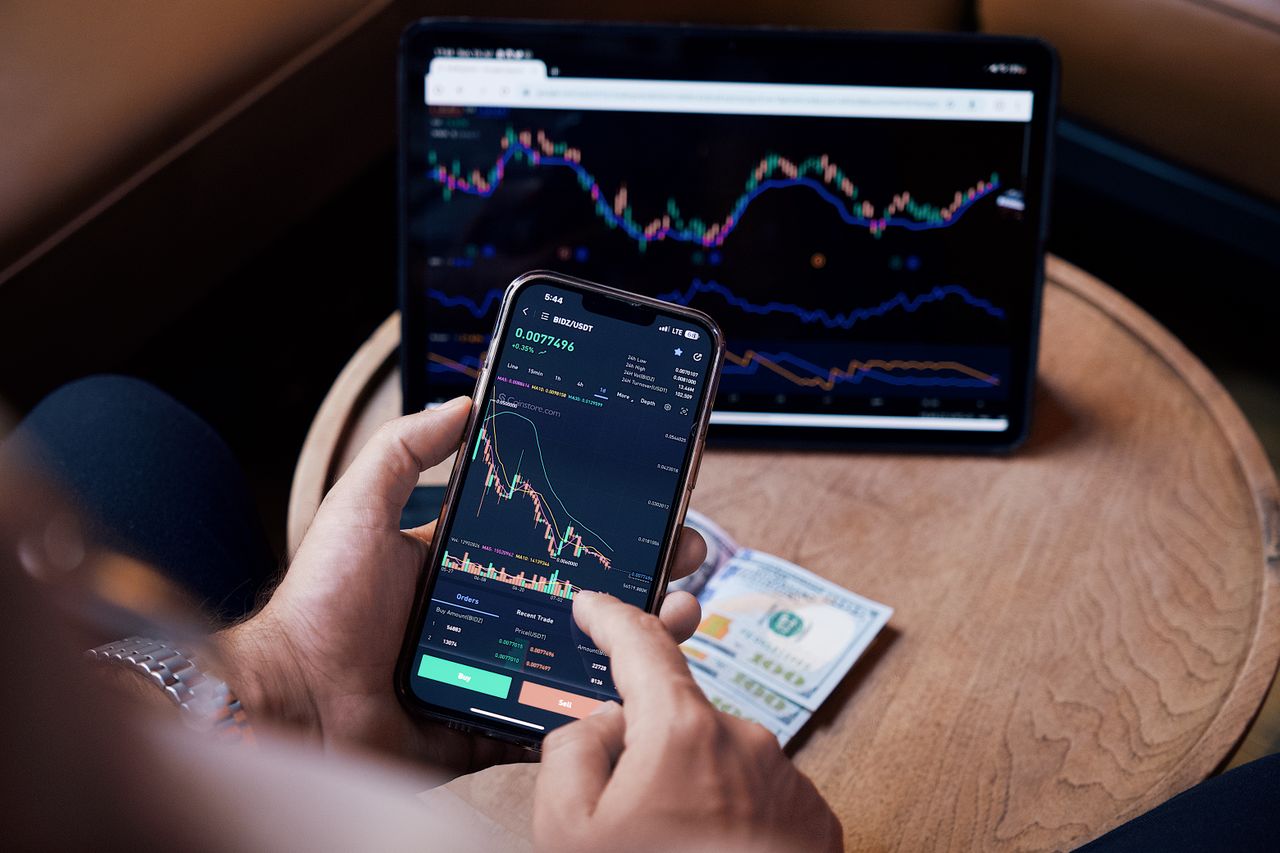 Comparing online brokers and trading features